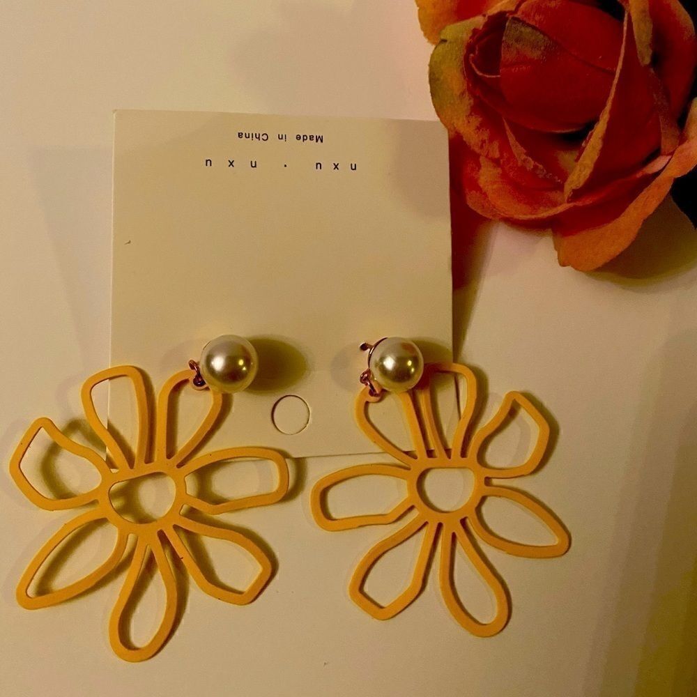 Thank you Floral Drop earrings 1 pear